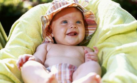 نصائح حول كيفية اللباس حديثي الولادة في فصل الصيف للنزهة.