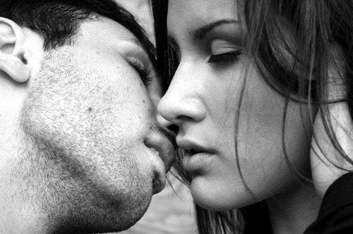 ماذا يعني أن تقبيل في حلم مع رجل؟ تفسير الأحلام سوف اقول المستقبل