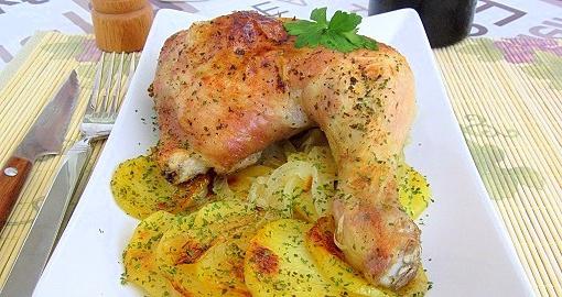 الدجاج، خبز في الفرن مع البطاطا - طبق بسيط ولذيذ!
