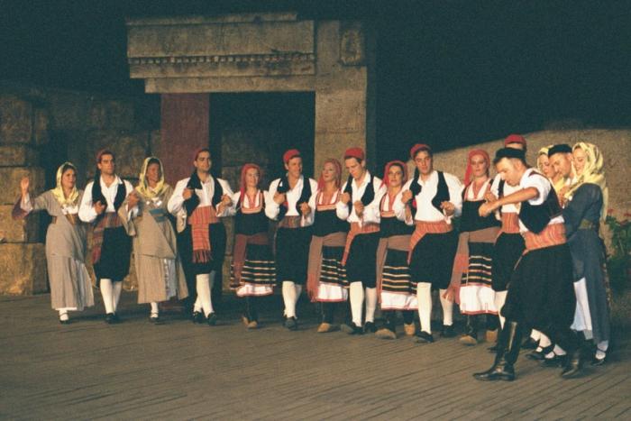 الرقص اليوناني. سيرا، مهارجا وسيرتاكي