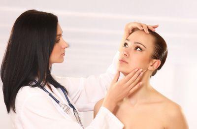 ما هي أعراض التهاب العصب في العصب الوجهي؟